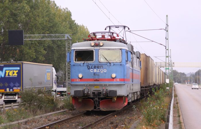 Green Cargo Rc4 1147 with a train to Göteborg harbour.